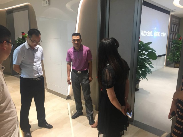 建材行業(yè)專家組團參觀德利豐家居，探討巖板發(fā)(圖1)