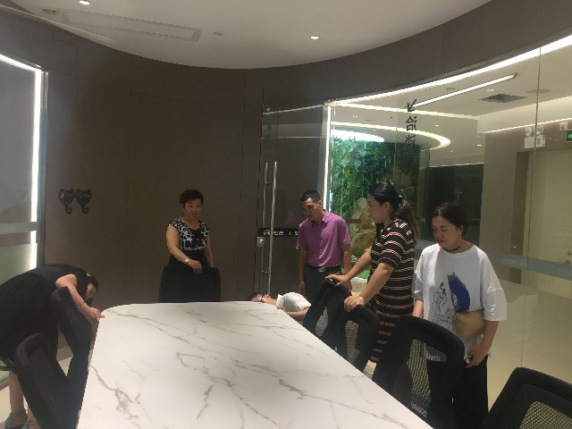 建材行業(yè)專家組團參觀德利豐家居，探討巖板發(fā)(圖2)