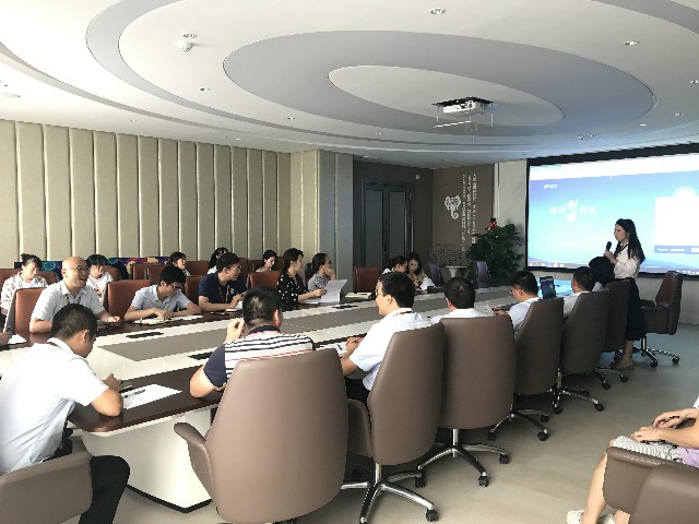 “精進(jìn)不休，提高效率”德利豐家居終端櫥柜上(圖2)